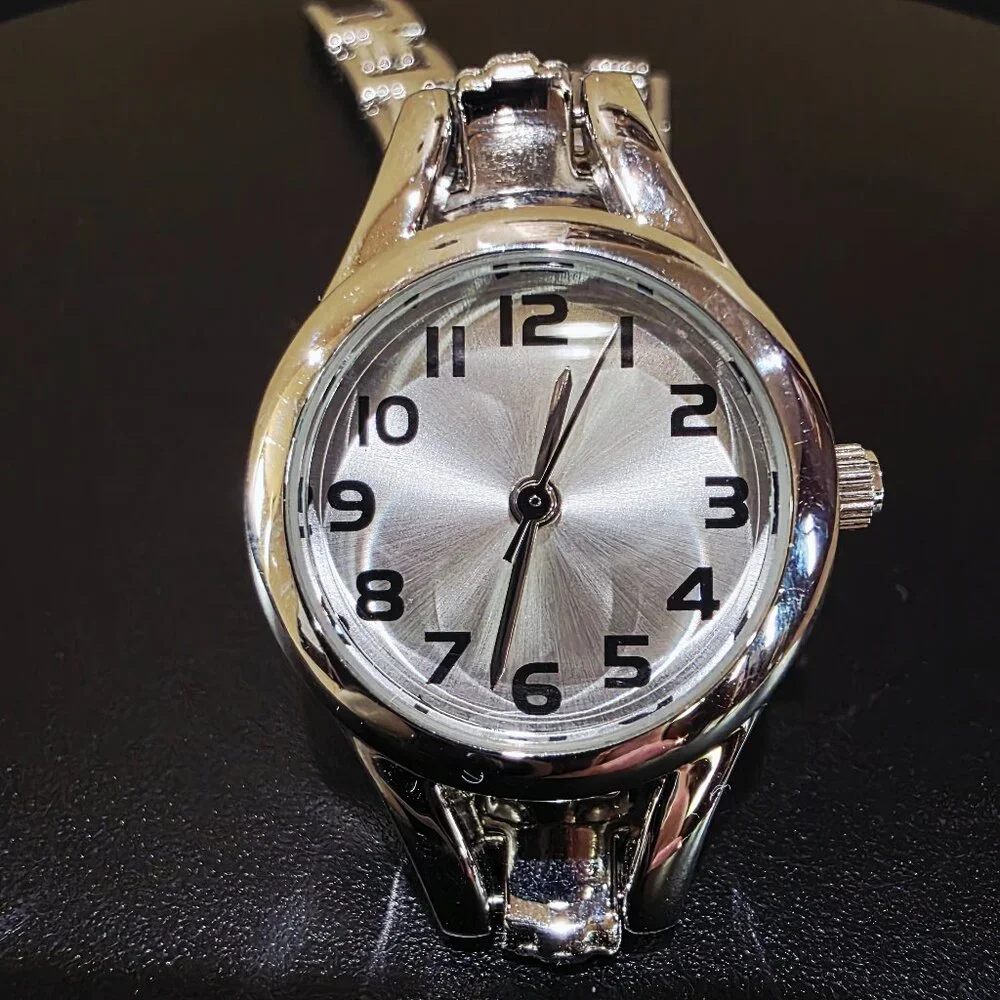 Easy to Read Round Silver Face Band Black Numbers Womens Wrist Watch New Battery